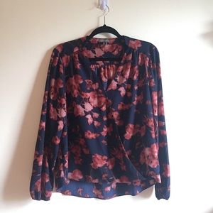 Vince Camuto navy floral wrap top sz L EUC